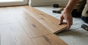 Adeus à madeira maciça: o novo piso vinílico mineral para sala que virou febre nas casas suecas