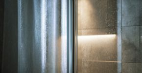 Por que as cortinas estão saindo dos banheiros modernos