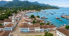 Montanhas que passam dos 2 mil metros descendo até o mar, ilhas, praias e uma cidade colonial ligada à antiga rota do ouro: a paisagem de cerca de 150 mil hectares entre Rio de Janeiro e São Paulo onde natureza e história formam um patrimônio mundial