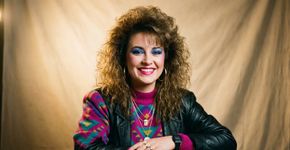 Como fazer sua foto com o visual dos anos 80: a nova tendência das redes sociais