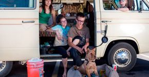 Fotógrafo retrata pessoas que ‘moram’ em estacionamento de supermercado no Arizona