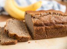 Featured side: Tem banana madura em casa? Faça esse bolo proteico para o lanche da tarde