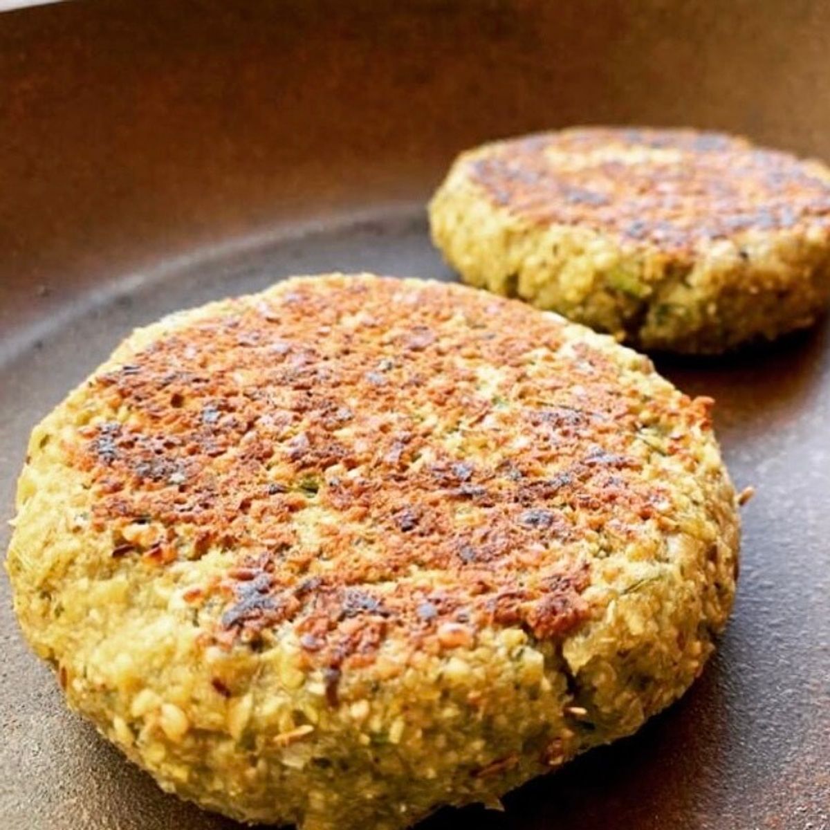 Aprenda a fazer hambúrguer de falafel delicioso