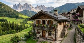 Um “vilarejo espremido entre lago e montanhas” abriga 760 moradores aos pés dos Alpes, com uma paisagem cultural protegida pela UNESCO que atrai turistas do mundo inteiro