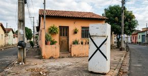Para que serve riscar um X com fita preta na geladeira velha antes de jogar fora? Qual o significado?