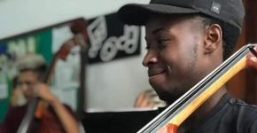 Músico negro é detido mais uma vez por crime que não cometeu