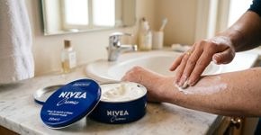 Nivea da caixa azul: a maneira correta de aplicar para eliminar rugas no rosto, segundo especialistas