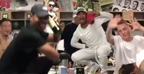 Dançarinos de Justin Bieber fazem farra no vestiário do Palmeiras