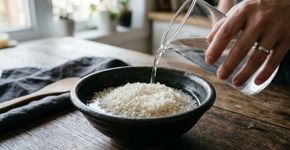 No Japão, arroz não precisa ser lavado várias vezes até a água sair completamente transparente: a técnica de enxaguar suavemente preserva parte do sabor e evita retirar em excesso a camada responsável pela textura dos grãos