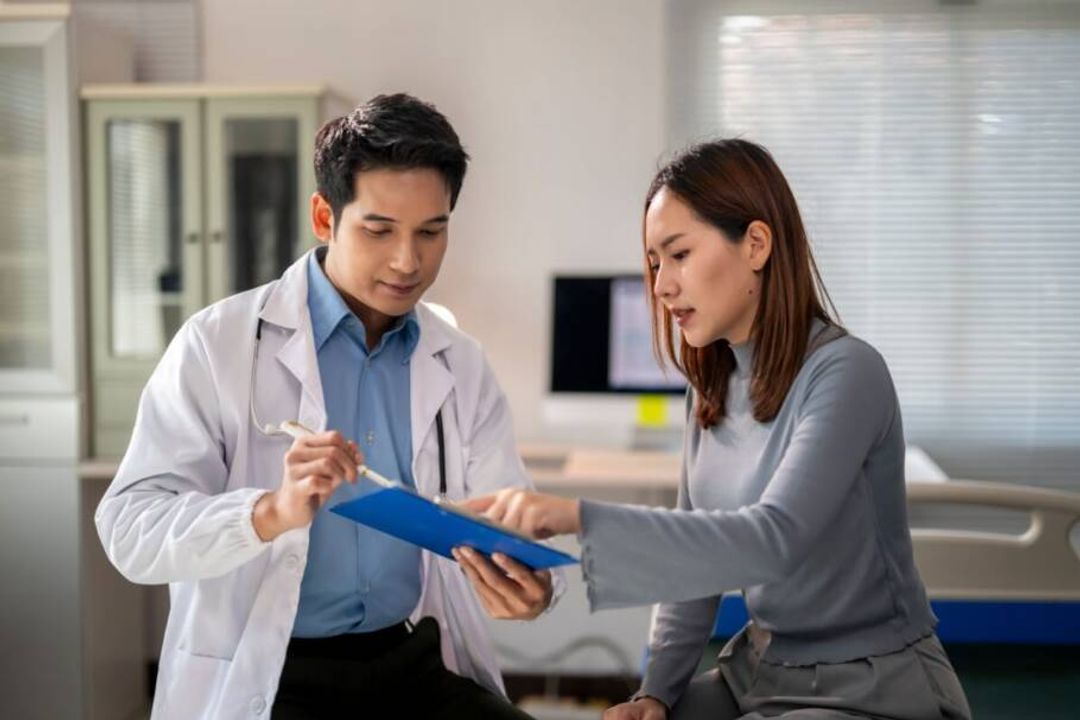 A demora no diagnóstico da trombose pode aumentar os riscos para o paciente (Imagem: Wasana Kunpol | Shutterstock)