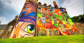 Veja imagens do castelo escocês grafitado por brasileiros