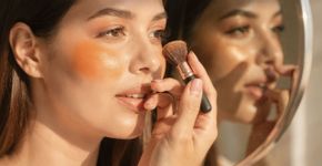 Saiba por que o blush laranja deixou os tons rosados no chinelo nesta temporada