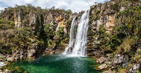 Mais de 240 mil hectares protegem cachoeiras, cânions e formações rochosas no coração do Cerrado, onde rios atravessam paisagens de até 1.400 metros de altitude: o parque nacional de Goiás que recebeu o reconhecimento da Unesco em 2001 e abriga espécies raras da fauna brasileira.