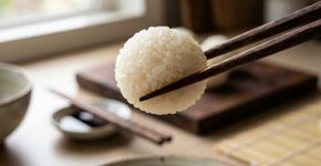 Os japoneses garantem: “Para deixar o arroz de sushi mais brilhante e com sabor no ponto certo, o segredo é colocar vinagre de arroz”