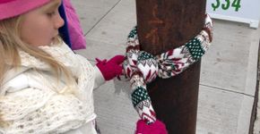No Canadá, mulher e garota prendem casacos em poste para pessoas em situação de rua