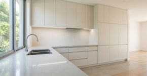 Eletrodomésticos sobre a bancada estão fora de moda: a nova tendência é mais prática e elegante para a sua cozinha