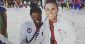 Simone Biles tirou selfie com todo mundo na festa de encerramento