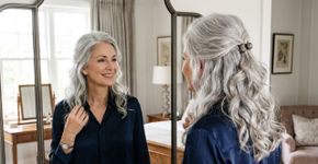 O meio preso com ondas soltas é um penteado rápido para o dia a dia que rejuvenesce e valoriza os cabelos grisalhos