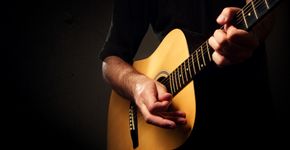 Estudantes adaptam violão para pessoas com deficiência visual