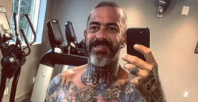 Procure o pedaço de pele sem tatuagem no corpo de Henrique Fogaça