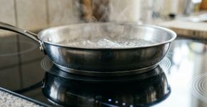 Aproximar um ímã do fundo da panela: por que esse teste simples ajuda a descobrir se ela funciona no fogão de indução e o que acontece quando o aparelho é ligado