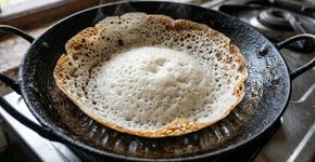Adicione 1/2 xícara de flocos de arroz ao arroz cru: o appam fica macio por dentro e crocante nas bordas