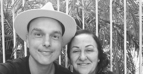 Léo Rosa se emociona ao ver sua mãe dormindo em hospital