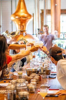O BEG Experience dura cerca de 4 horas e transforma o visitante em uma espécie de mestre destilador por um dia. A experiência começa com um welcome drink e inclui tour pela destilaria, degustação acompanhada pelo Master Distiller e explicações sobre o processo de destilação. Depois, cada participante escolhe seus próprios botânicos e produz uma garrafa exclusiva de gin em um mini alambique de cobre