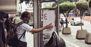 Cartaz HIV positivo combate preconceito nas ruas de SP
