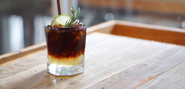 Caipirinha de café fica pronta em apenas 5 minutos e é um sucesso