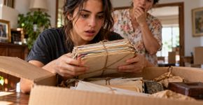 Família compra uma caixa fechada num leilão de mudança, espera encontrar objetos sem valor e descobre dezenas de cartas nunca enviadas entre duas pessoas da mesma família