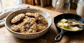 Cookies com sabor mais intenso sem trocar a receita inteira: confeiteiros douram apenas metade da manteiga, preservando parte da água da massa e acrescentando notas de caramelo e castanhas