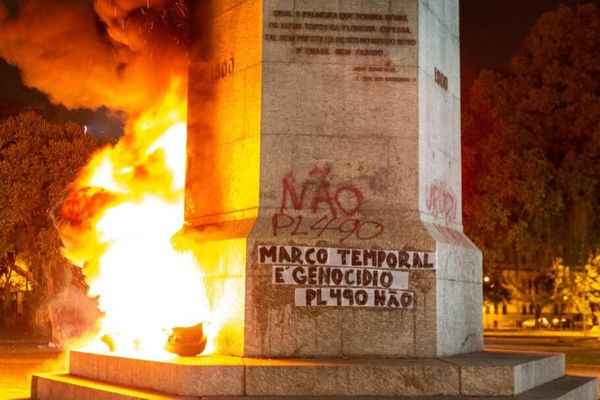 A estátua do descobridor português foi pichada com a frase: 