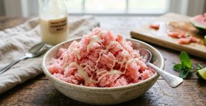 Congele a melancia por algumas horas e passe no ralador: a dica da china que transforma a fruta em um sorbet fofinho sem precisar de liquidificador