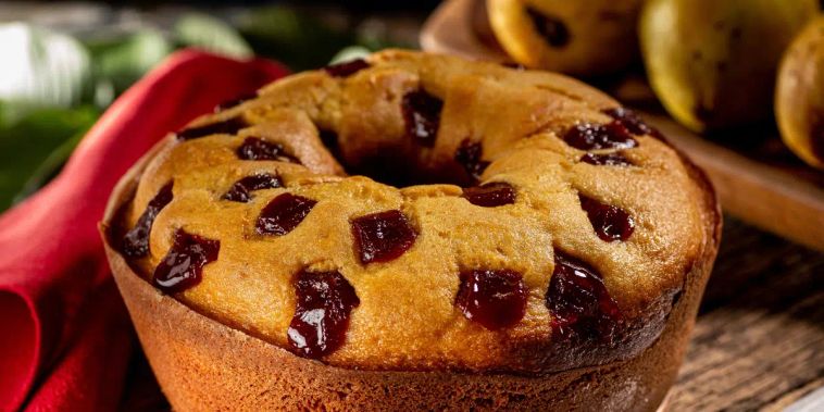 Featured main: Tem goiabada em casa: aprenda a fazer esse bolo fofinho de liquidificador para o lanche da tarde