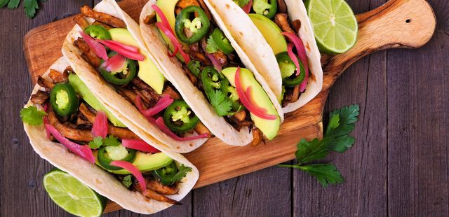 Surpreenda seus amigos com tacos de shimeji com pesto de manjericão