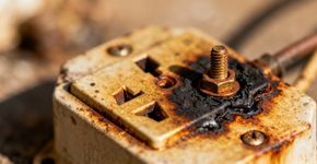 Seu carregador solta faísca ao plugar? Cuidado com esse detalhe