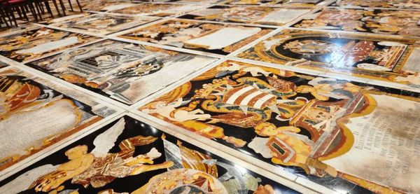 O piso é composto por cerca de 400 lápides de mármore policromado, onde estão enterrados importantes cavaleiros da Ordem de Malta