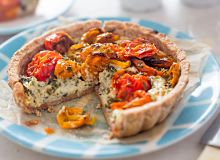 Featured side: Essa torta crocante de tomate seco e muçarela vai virar sua receita favorita para o jantar