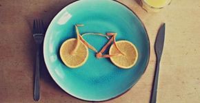Grupo convida ciclistas a comerem um pãozinho e tomarem um café em cima da magrela