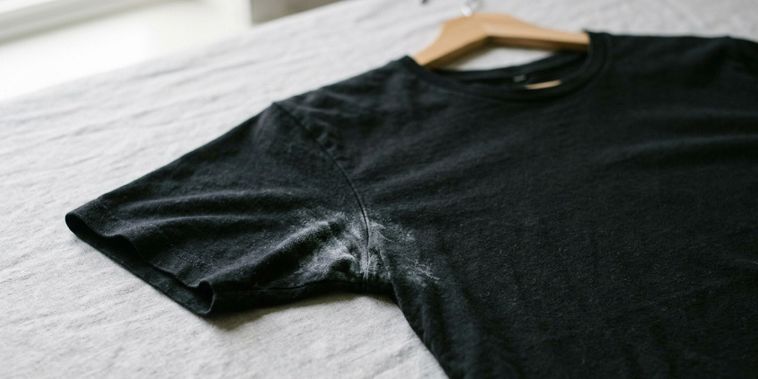 Featured main: Sua roupa preta está ficando esbranquiçada mesmo sem desbotar? O problema pode começar antes de ela entrar na máquina