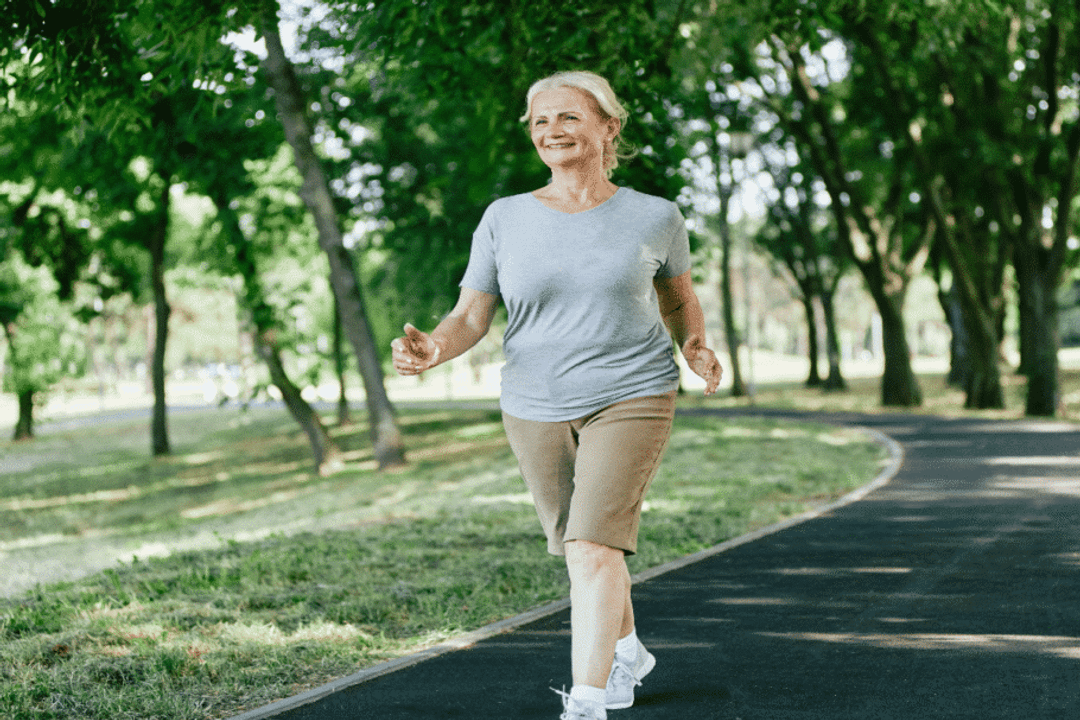 Mudanças ao caminhar também podem indicar perda de força muscular (Imagem: pics five | Shutterstock)