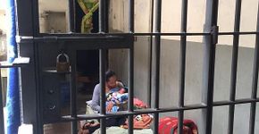 Bebê de 4 dias está detido em cela de 2 metros com a mãe em SP
