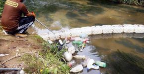 Sozinho, brasileiro cria ‘ecobarreira’ para limpar rio do bairro