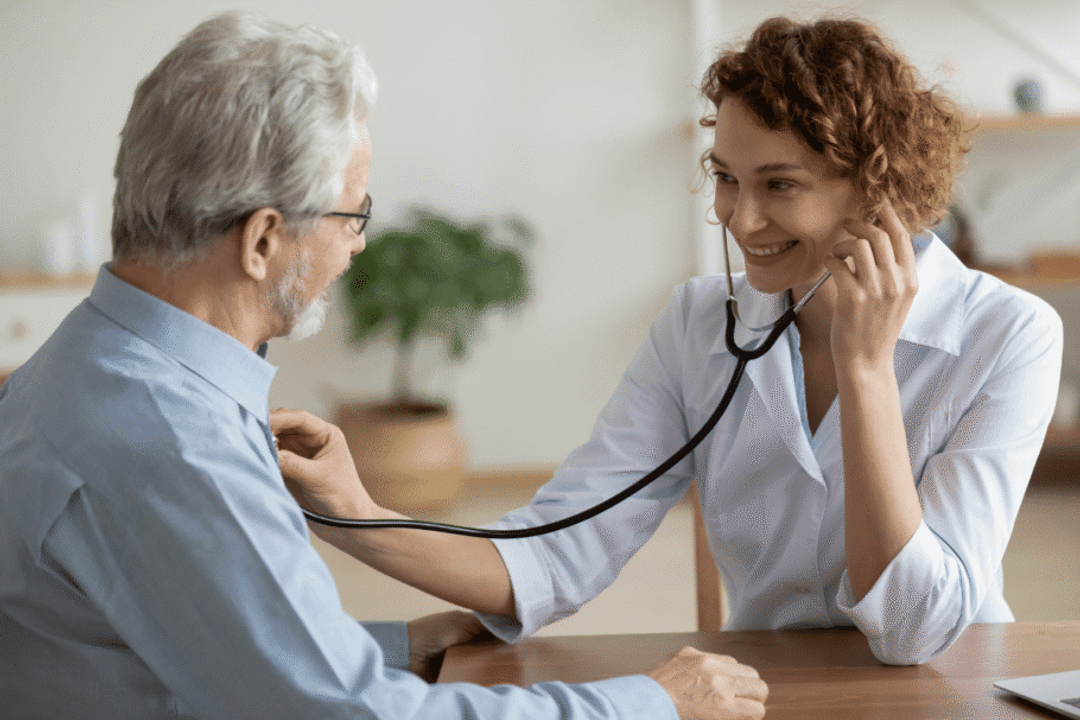A avaliação periódica individualizada contribui para identificar precocemente fatores de risco e prevenir complicações futuras (Imagem: fizkes | Shutterstock)