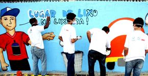 Jovens aprendem arte do graffiti e dão vida a muro no Pina
