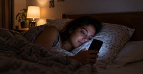 Você passa a noite no celular para ter um tempo só seu e acorda exausta: como sair desse ciclo?