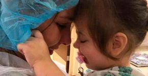 Após cirurgia, menina de 2 anos enxerga a mãe pela 1ª vez