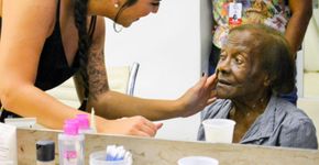 ‘Dia de beleza’ beneficia idosas em vulnerabilidade social em SP