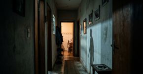 Mulher começou a ver uma faixa de luz atravessar o corredor todas as noites como se alguém passasse diante da janela, fechou as cortinas e ficou ainda mais confusa quando a sombra continuou aparecendo